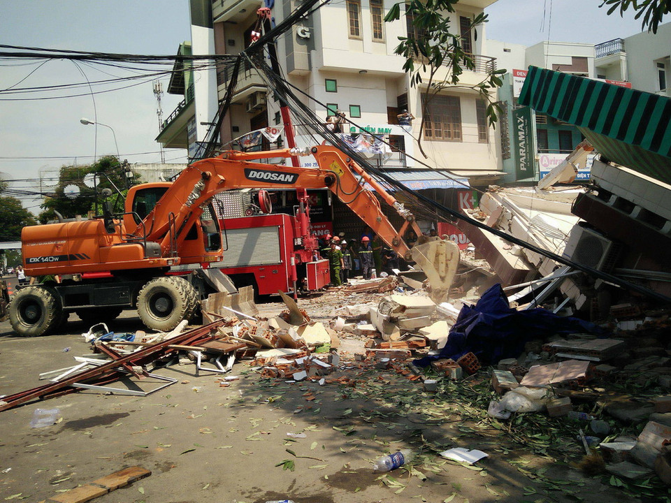 Nguyên nhân ban đầu được xác định là do công trình bên cạnh đào móng khiến nhà bị sập. (Ảnh: Nguyên Linh/TTXVN)