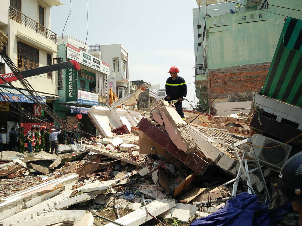 Theo thông tin ban đầu, do thợ xây của ngôi nhà bên cạnh đang đi ăn sáng, lúc xảy ra tai nạn chỉ có 1 người bị thương. (Ảnh: Nguyên Linh/TTXVN)