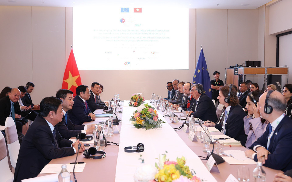 Thủ tướng Phạm Minh Chính với lãnh đạo cấp cao các tập đoàn hàng đầu châu Âu. (Ảnh: Dương Giang/TTXVN)