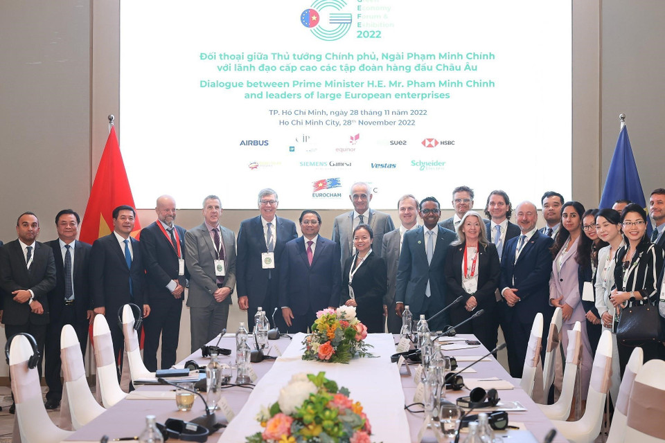 Thủ tướng Phạm Minh Chính với lãnh đạo cấp cao các tập đoàn hàng đầu châu Âu. (Ảnh: Dương Giang/TTXVN)