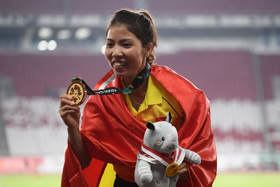 Đây là tấm Huy chương Vàng đầu tiên môn điền kinh trong lịch sử tham dự các kỳ ASIAD của thể thao Việt Nam. (Ảnh: TTXVN phát)