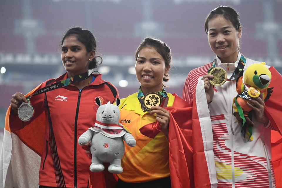 Vận động viên Bùi Thị Thu Thảo (giữa) của Việt Nam giành Huy chương Vàng, Neena Varakil (trái) của Ấn Độ giành Huy chương Bạc và Xu Xiaoling của Trung Quốc giành Huy chương Đồng nội dung nhảy xa nữ tại ASIAD 2018, Jakarta, Indonesia ngày 27/8. (Ảnh: TTXVN phát)