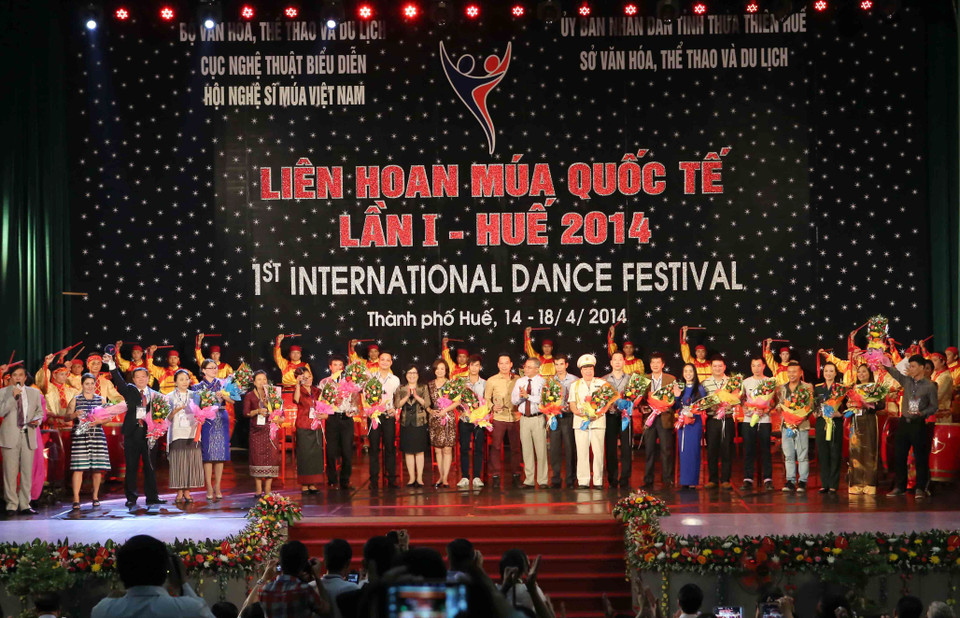 Đại diện các đoàn tham dự nhận hoa và quà lưu niệm của Ban tổ chức. (Ảnh: Trần Lê Lâm/TTXVN)