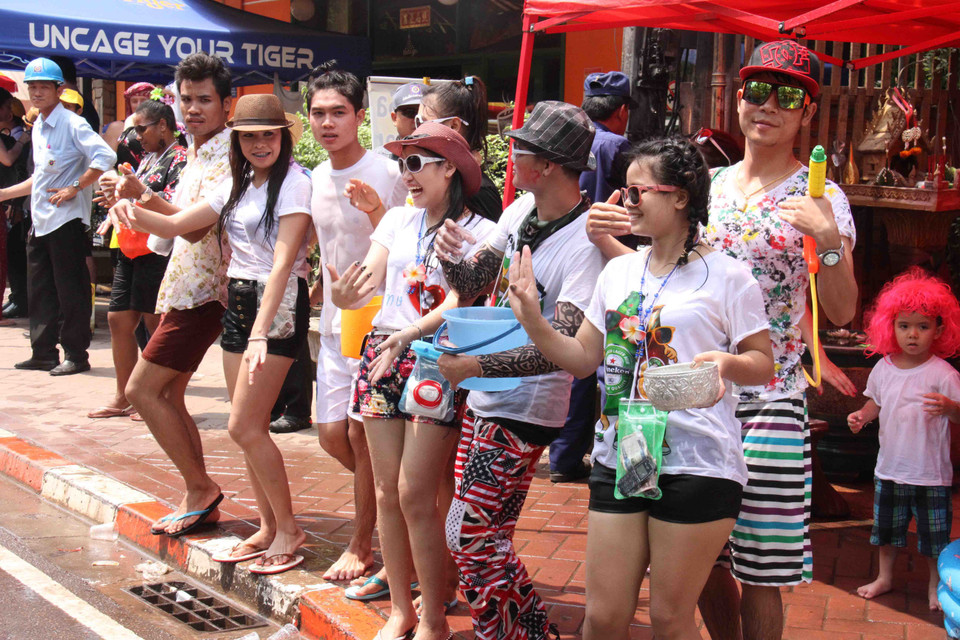 Lễ hội té nước. (Ảnh: Hoàng Chương/TTXVN)