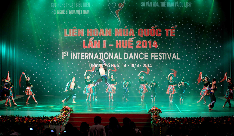 Đoàn nghệ thuật Nhà hát ca múa nhạc Việt Nam biểu diễn tại đêm khai mạc. (Ảnh: Trần Lê Lâm/TTXVN)