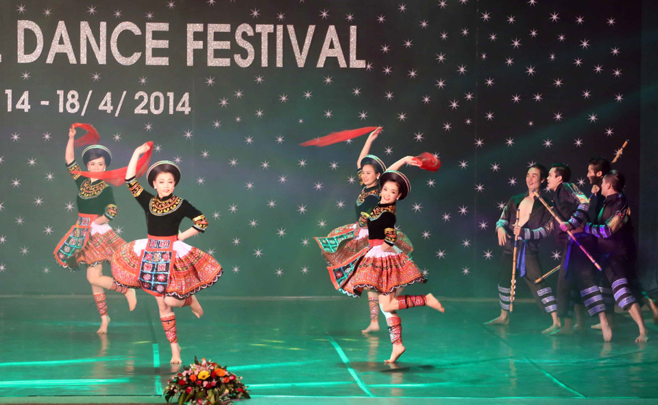 Đoàn Nhà hát ca múa nhạc dân gian Việt Nam biểu diễn tại liên hoan. (Ảnh: Trần Lê Lâm/TTXVN)