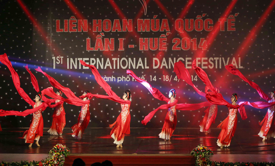 Đoàn nghệ thuật Trung Quốc biểu diễn múa tại đêm khai mạc. (Ảnh: Trần Lê Lâm/TTXVN)