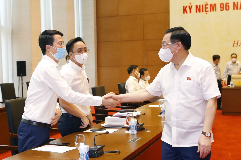 Chủ tịch Quốc hội Vương Đình Huệ với lãnh đạo cơ quan báo chí. (Ảnh: Doãn Tấn/TTXVN)