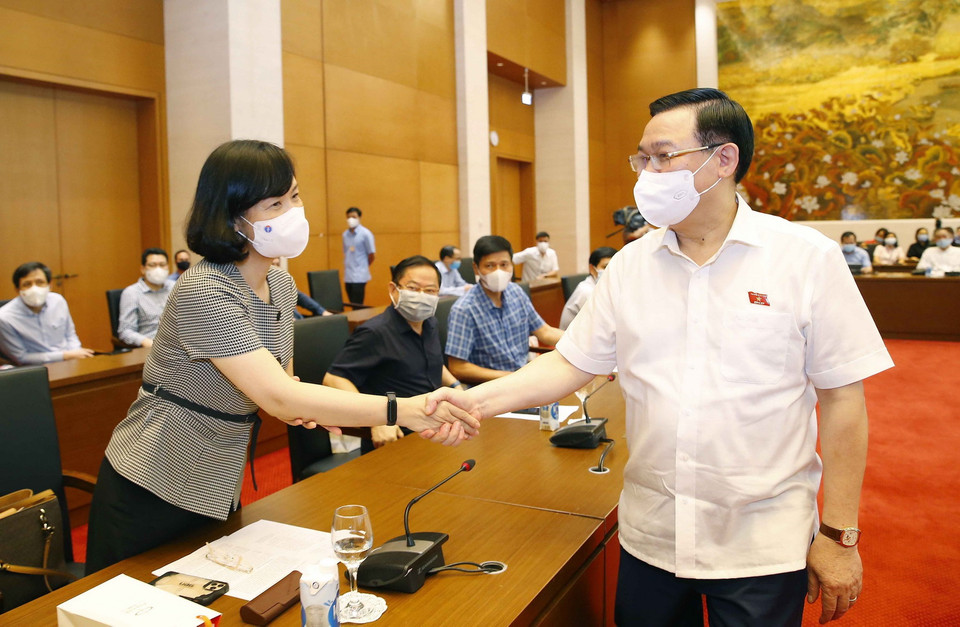 Chủ tịch Quốc hội Vương Đình Huệ với lãnh đạo cơ quan báo chí. (Ảnh: Doãn Tấn/TTXVN)