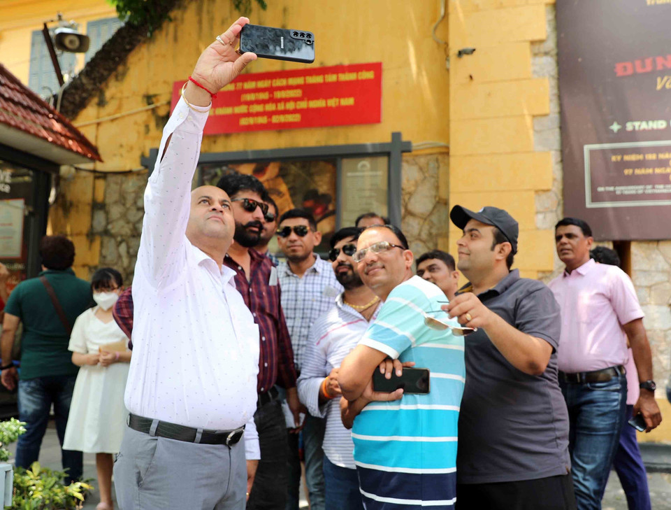 Du khách ghi lại những khoảnh khắc khi tham quan các điểm di tích của Thủ đô. (Ảnh: Thanh Tùng/TTXVN)