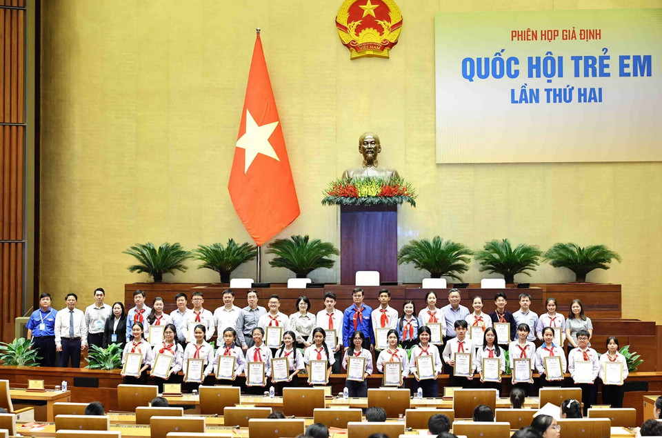 Các đại biểu dự Phiên họp giả định Quốc hội trẻ em. (Ảnh: Minh Đức/TTXVN)