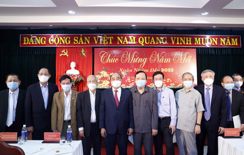 Chủ tịch nước Nguyễn Xuân Phúc chụp ảnh cùng các đại biểu tại buổi gặp mặt. (Ảnh: Thống Nhất/TTXVN)