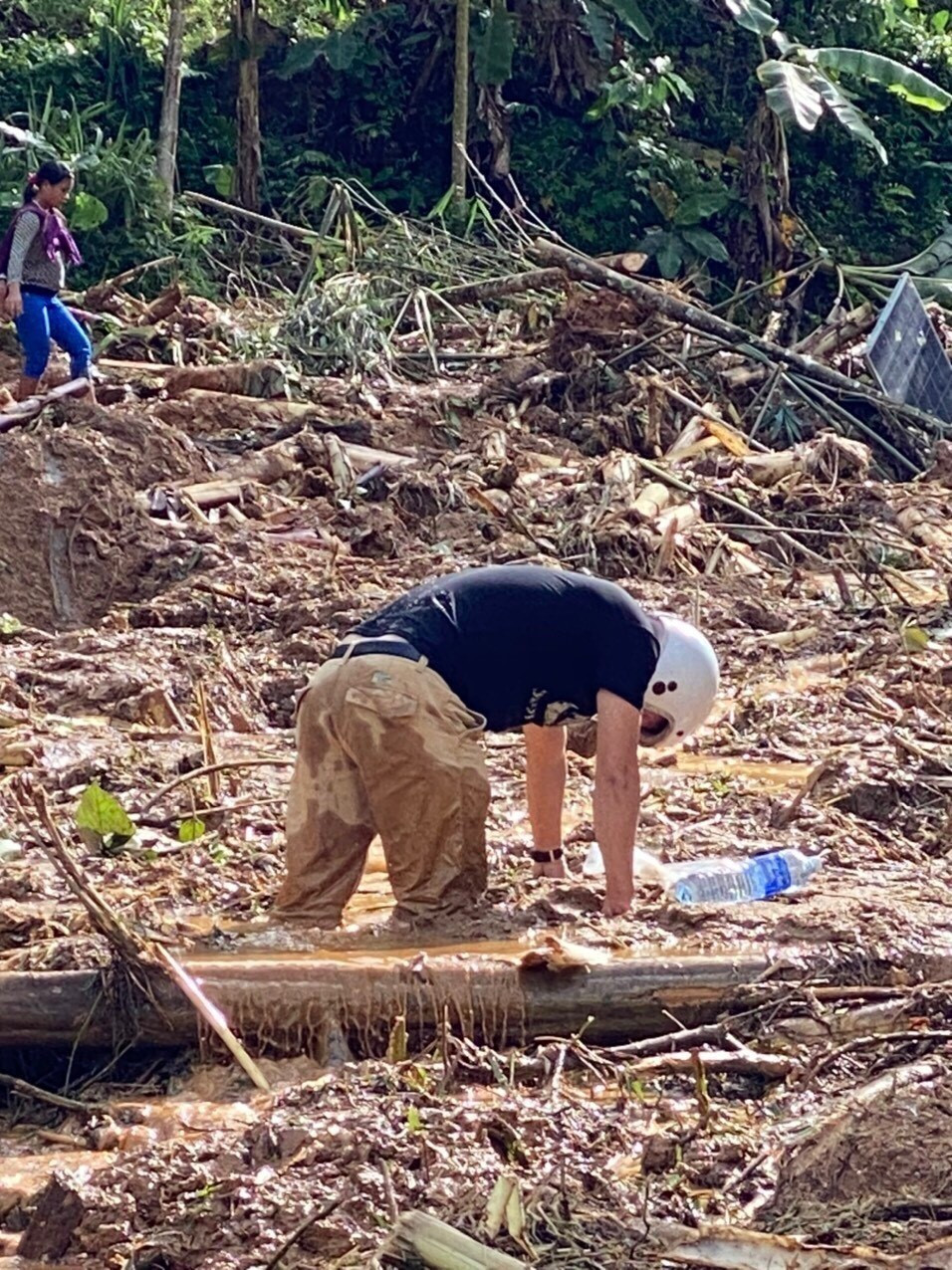 Việc tiếp cận hiện trường của lực lượng cứu hộ trong vụ sạt lở ở xã Trà Leng gặp nhiều khó khăn do đường sá bị chia cắt. (Ảnh: TTXVN phát)