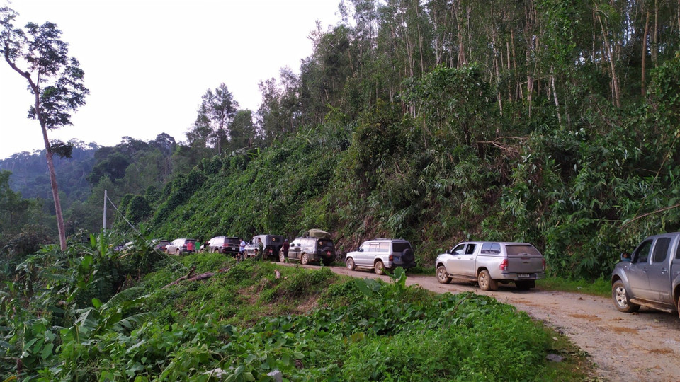 Các phương tiện di chuyển vào khu vực sạt lở Trà Leng. (Ảnh: TTXVN phát)