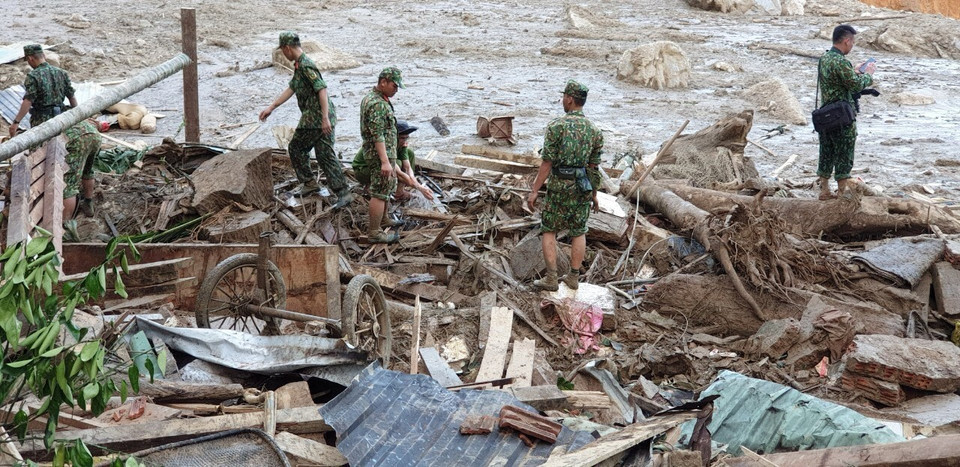 Lực lượng cứu hộ tìn kiếm tại chỗ khu vực sạt lở ở thôn 1, xã Trà Leng. (Ảnh: TTXVN phát)