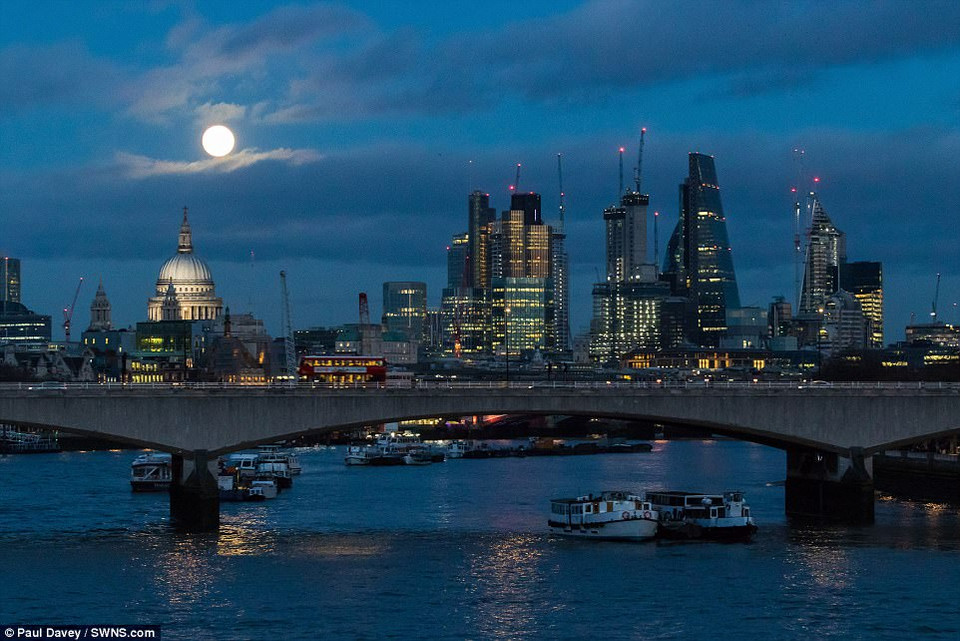 Trong ngày này, mặt trăng trông lớn hơn từ 7-14% và cũng sáng hơn rất nhiều lần. (Nguồn: SWNS)