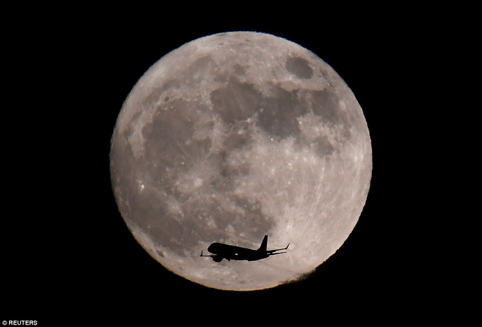 Những hành khách có mặt gần sân bay London Heathrow tận mắt thấy hiện tượng trăng sói. (Nguồn: Reuters)