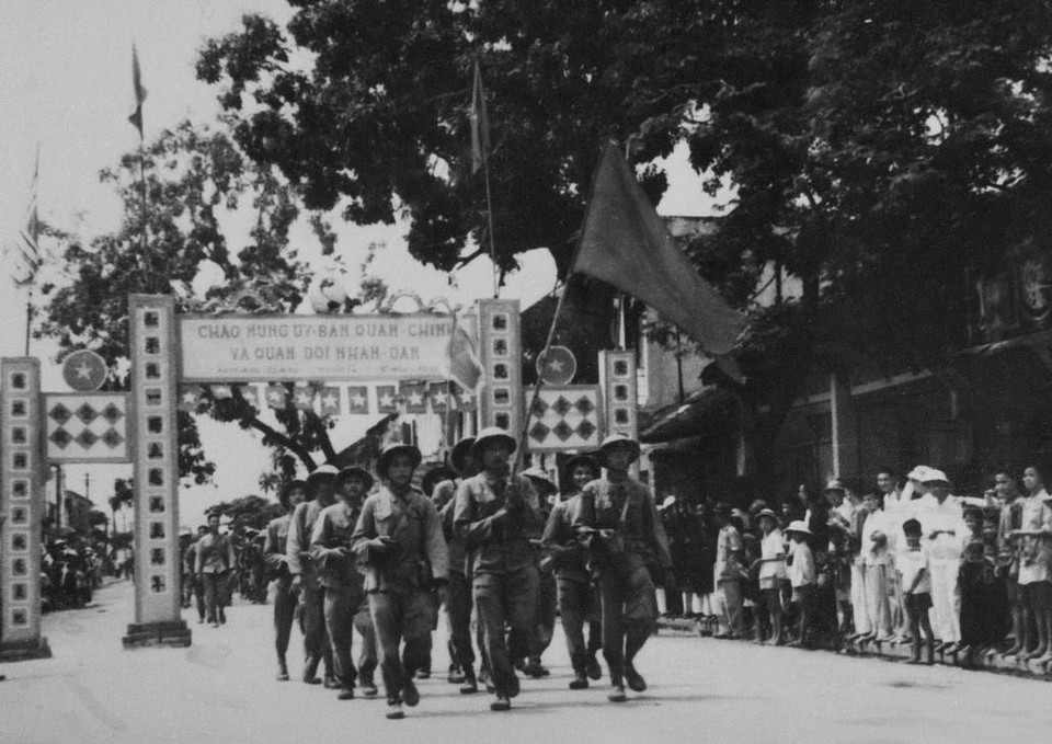 Quân đội nhân dân Việt Nam tiếp quản thị xã Hà Đông, ngày 6/10/1954. (Ảnh: TTXVN)