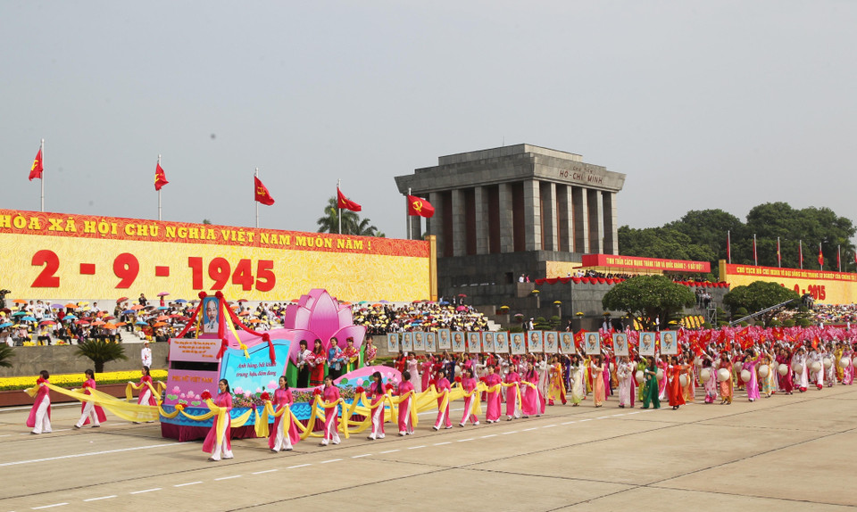 Ðộc lập, tự do, hạnh phúc là lý tưởng chiến đấu, là lẽ sống, là hệ giá trị vô giá mà Chủ tịch Hồ Chí Minh đề ra cho việc xây dựng đất nước, trước đây cũng như hiện nay. Vì lý tưởng ấy, vì hệ giá trị ấy, suốt 74 năm qua, nhân dân ta đã một lòng theo Ðảng, theo Bác làm Cách mạng Tháng Tám thành công, tiến hành thắng lợi các cuộc kháng chiến thống nhất và bảo vệ Tổ quốc, và ngày nay đang từng bước xây dựng một nước Việt Nam hòa bình, thống nhất, độc lập, dân chủ và giàu mạnh. (Nguồn: TTXVN)