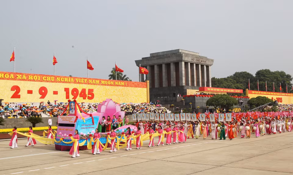 Ðộc lập, tự do, hạnh phúc là lý tưởng chiến đấu, là lẽ sống, là hệ giá trị vô giá mà Chủ tịch Hồ Chí Minh đề ra cho việc xây dựng đất nước, trước đây cũng như hiện nay. Vì lý tưởng ấy, vì hệ giá trị ấy, suốt 74 năm qua, nhân dân ta đã một lòng theo Ðảng, theo Bác làm Cách mạng Tháng Tám thành công, tiến hành thắng lợi các cuộc kháng chiến thống nhất và bảo vệ Tổ quốc, và ngày nay đang từng bước xây dựng một nước Việt Nam hòa bình, thống nhất, độc lập, dân chủ và giàu mạnh. (Nguồn: TTXVN)