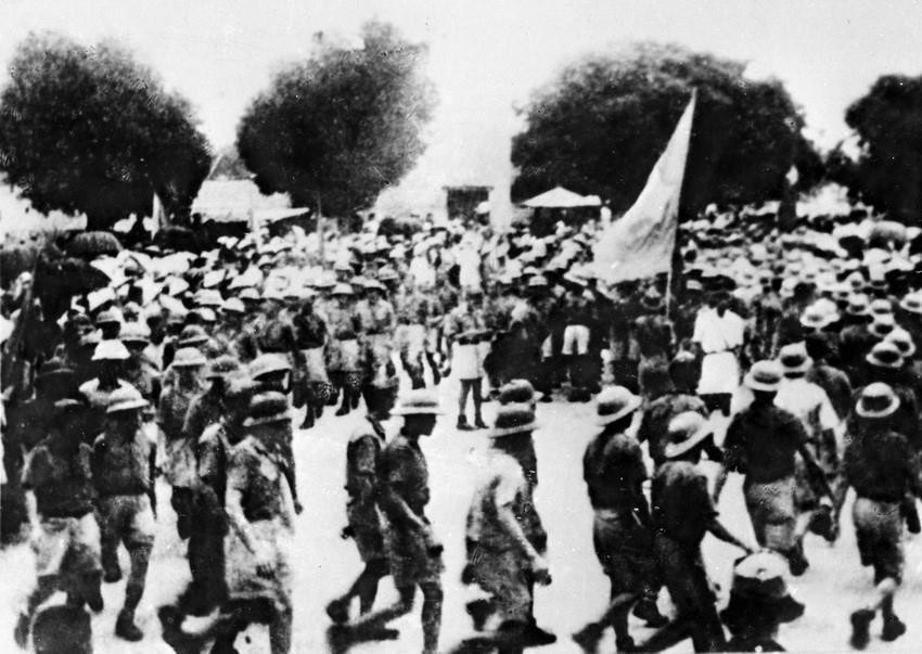 Ngày 14/8/1945, đội du kích Ba Tơ tiến về thị xã Quảng Ngãi, cùng nhân dân khởi nghĩa giành chính quyền. (Ảnh: Tư liệu TTXVN)