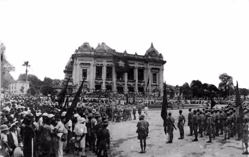  Những ngày Tháng Tám sôi sục ở Thủ đô Hà Nội. Cách mạng Tháng Tám mở ra một thời đại mới ở Việt Nam, thời đại nhân dân Việt Nam làm chủ đất nước, làm chủ vận mệnh của chính mình. (Ảnh: Tư liệu TTXVN)