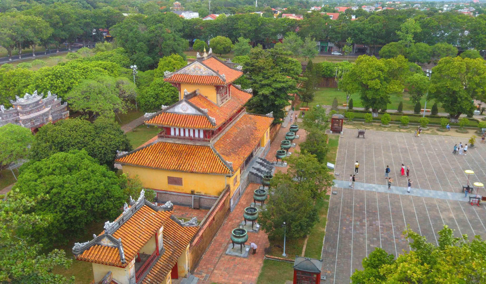 Bộ Cửu đỉnh được đặt trong Thế Miếu (Đại Nội Huế). (Ảnh: Nhật Anh/TTXVN)