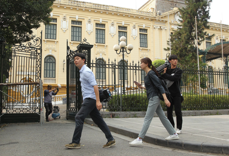 Phóng viên Hàn Quốc có mặt trước Nhà khách Chính phủ, trên phố Ngô Quyền, Hoàn Kiếm, Hà Nội. (Ảnh: Lâm Khánh/TTXVN)