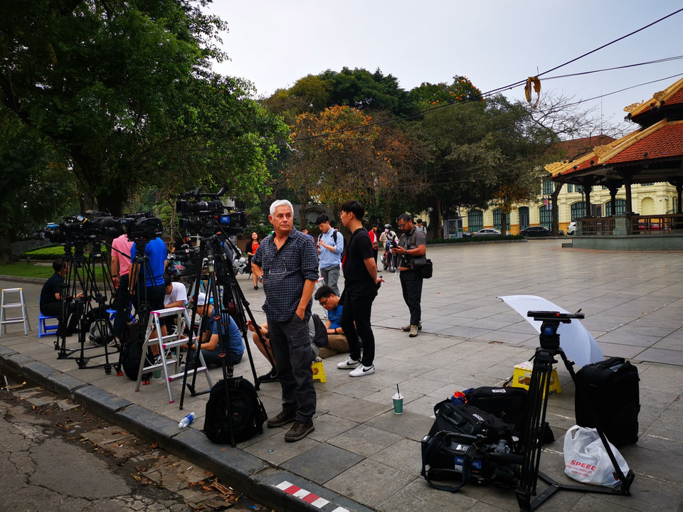 Phóng viên các hãng Reuters, SBS, KBS,... tác nghiệp tại Hà Nội, ngày 19/2. (Ảnh: Thành Đạt/TTXVN)