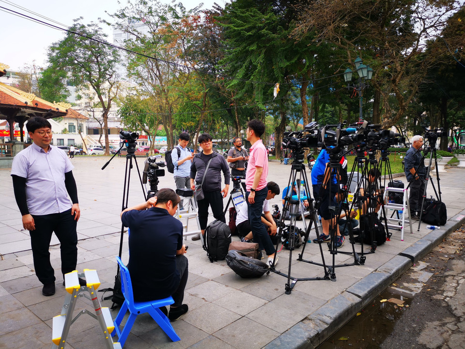 Phóng viên các hãng Reuters, SBS, KBS,... tác nghiệp tại Hà Nội, ngày 19/2. (Ảnh: Thành Đạt/TTXVN)