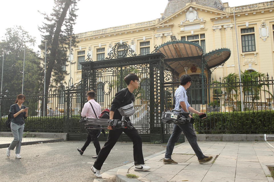 Phóng viên Hàn Quốc có mặt trước Nhà khách Chính phủ, trên phố Ngô Quyền, Hoàn Kiếm, Hà Nội. (Ảnh: Lâm Khánh/TTXVN)