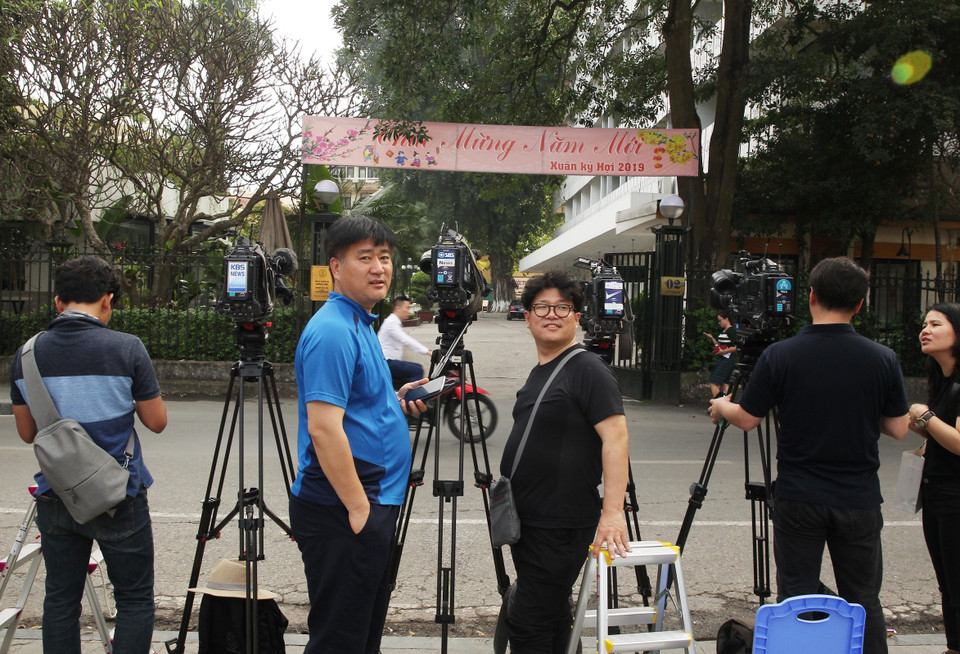 Phóng viên quốc tế có mặt trước cổng Nhà khách Chính phủ, trên phố Lê Thạch, Hoàn Kiếm, Hà Nội. (Ảnh: Lâm Khánh/TTXVN)