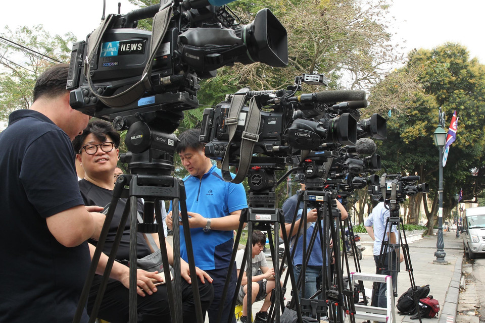 Phóng viên quốc tế có mặt trước cổng Nhà khách Chính Phủ, trên phố Lê Thạch, Hoàn Kiếm, Hà Nội. (Ảnh: Lâm Khánh/TTXVN)