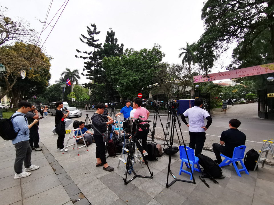 Phóng viên các hãng Reuters, SBS, KBS,... tác nghiệp tại Hà Nội, ngày 19/2. (Ảnh: Thành Đạt/TTXVN)
