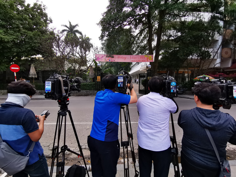 Phóng viên các hãng Reuters, SBS, KBS,... tác nghiệp tại Hà Nội, ngày 19/2. (Ảnh: Thành Đạt/TTXVN)