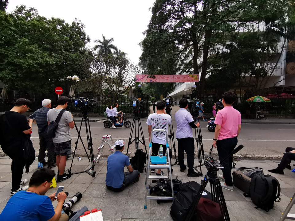 Phóng viên các hãng Reuters, SBS, KBS,... tác nghiệp tại Hà Nội, ngày 19/2. (Ảnh: Thành Đạt/TTXVN)