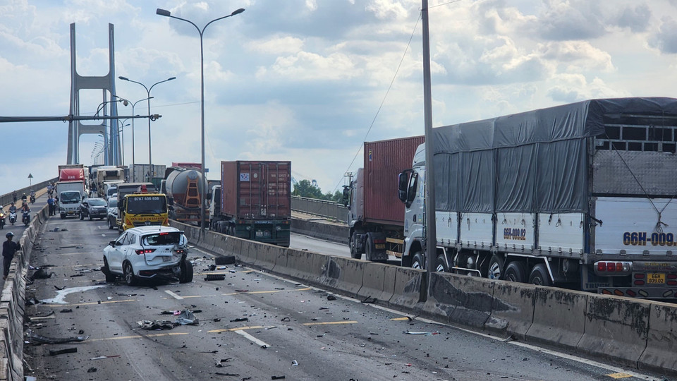 Vụ tai nạn giao thông liên hoàn giữa 8 phương tiện đã xảy ra tại khu vực chân cầu Phú Mỹ. (Ảnh: TTXVN phát)