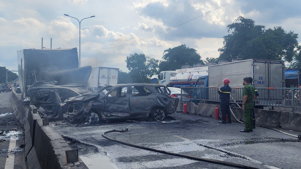 Vụ tai nạn khiến lửa bốc cháy dữ dội, nhiều xe biến dạng, hư hỏng nghiêm trọng. (Ảnh: TTXVN phát)