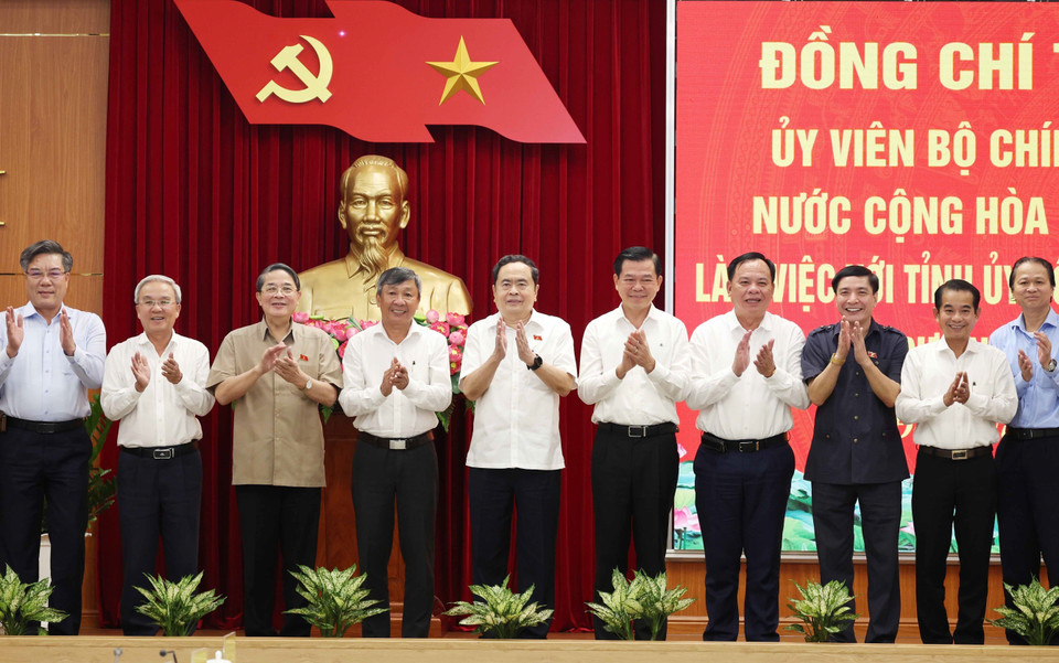 Chủ tịch Quốc hội Trần Thanh Mẫn và các đại biểu với các đồng chí trong Tỉnh uỷ Đồng Nai. (Ảnh: Thống Nhất/TTXVN)