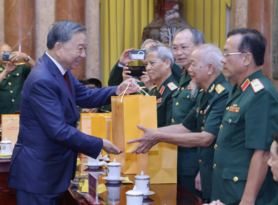 Tổng Bí thư, Chủ tịch nước Tô Lâm tặng quà cho các cựu chiến binh Sư đoàn 308. (Ảnh: Lâm Khánh/TTXVN)