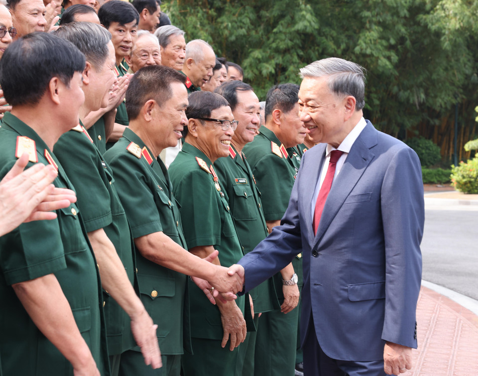 Tổng Bí thư, Chủ tịch nước Tô Lâm gặp mặt cựu chiến binh Sư đoàn 308. (Ảnh: Lâm Khánh/TTXVN)