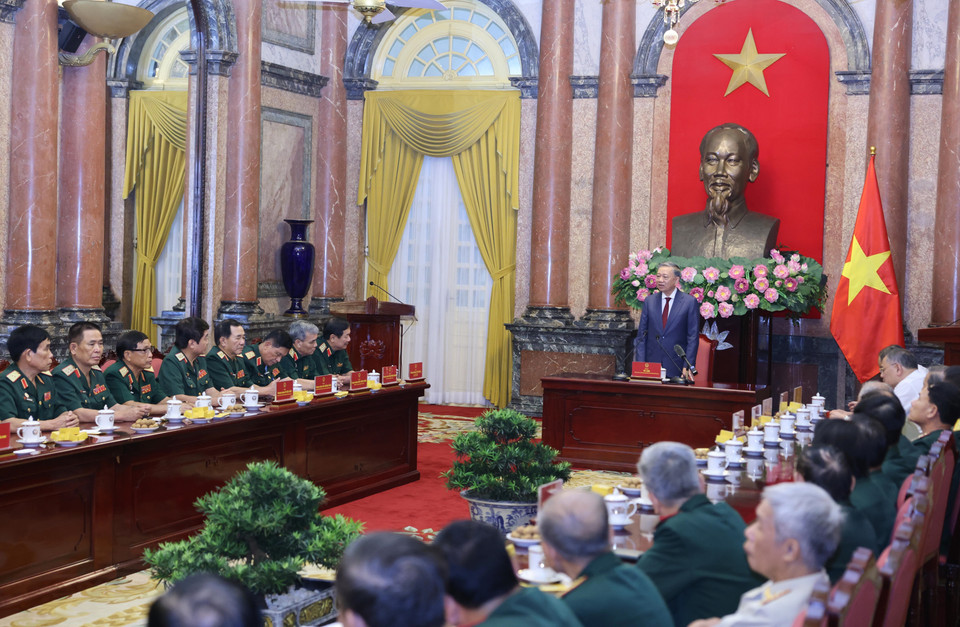 Tổng Bí thư, Chủ tịch nước Tô Lâm nói chuyện với các cựu chiến binh Sư đoàn 308. (Ảnh: Lâm Khánh/TTXVN)
