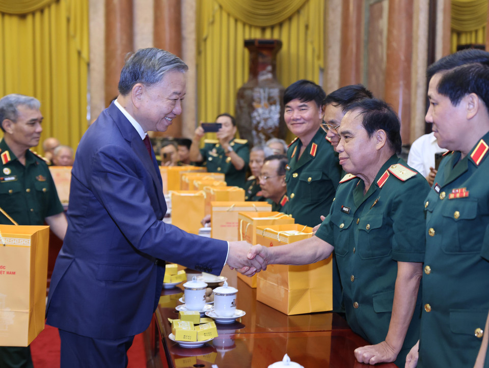 Tổng Bí thư, Chủ tịch nước Tô Lâm tặng quà cho các cựu chiến binh Sư đoàn 308. (Ảnh: Lâm Khánh/TTXVN)