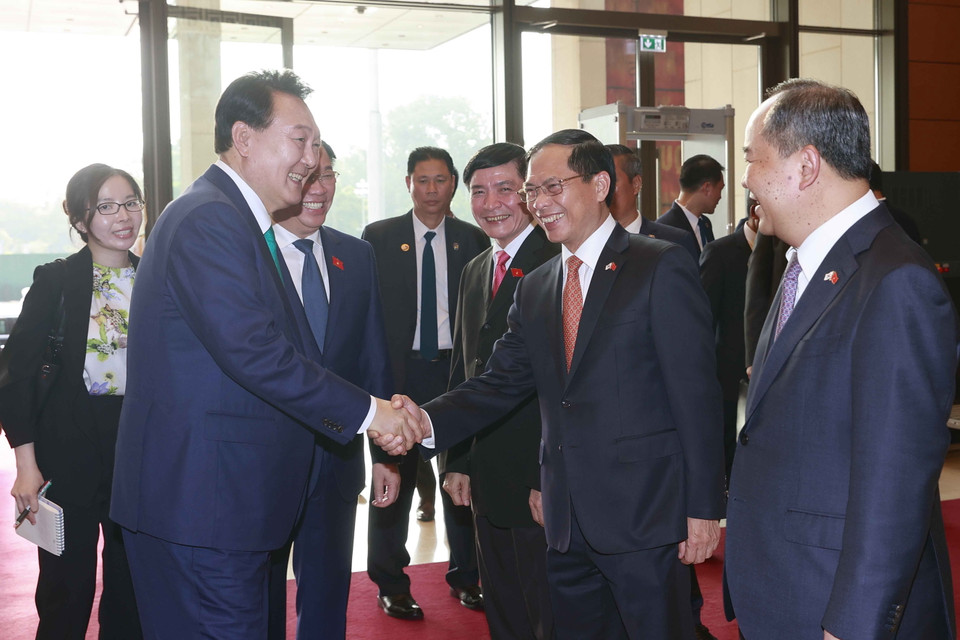 Chủ tịch Quốc hội Vương Đình Huệ giới thiệu với Tổng thống Hàn Quốc Yoon Suk Yeol về đoàn đại biểu Việt Nam. (Ảnh: Doãn Tấn/TTXVN)