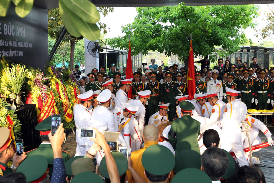Đội tiêu binh đưa linh cữu nguyên Chủ tịch nước, Đại tướng Lê Đức Anh xuống huyệt mộ. (Ảnh: Mạnh Linh/TTXVN)