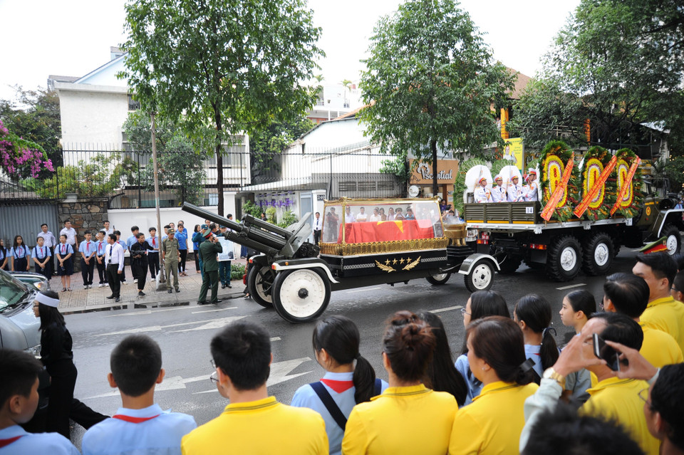 Đoàn xe tang chở linh cữu đi qua nhà riêng của nguyên Chủ tịch nước, Đại tướng Lê Đức Anh ở số 240 Pasteur, phường 6, Quận 3. (Ảnh: An Hiếu/TTXVN)