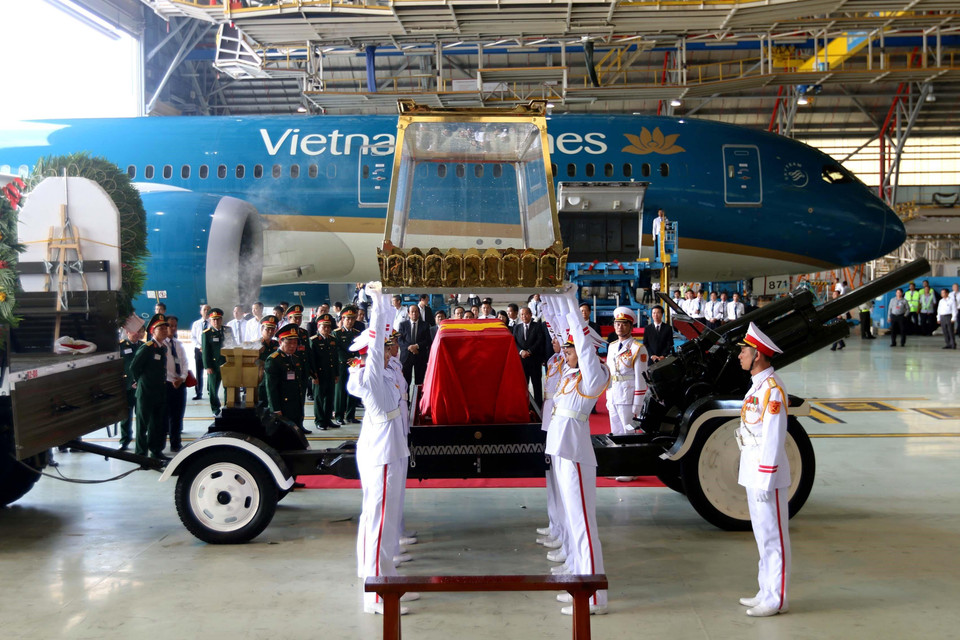  Linh cữu nguyên Chủ tịch nước, Đại tướng Lê Đức Anh được chuyển từ máy bay xuống xe tang tại sân bay quốc tế Tân Sơn Nhất (TP Hồ Chí Minh). (Ảnh: Thanh Vũ/TTXVN)