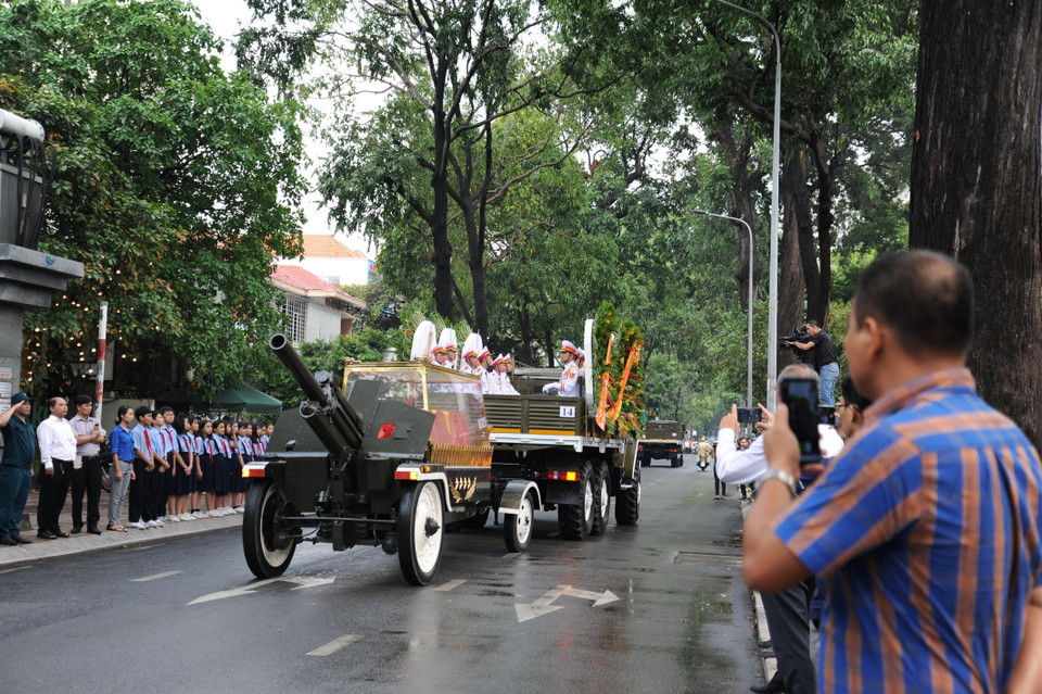 Đoàn xe tang chở linh cữu nguyên Chủ tịch nước, Đại tướng Lê Đức Anh di chuyển trên các tuyến đường ở TP Hồ Chí Minh. (Ảnh: An Hiếu/TTXVN)