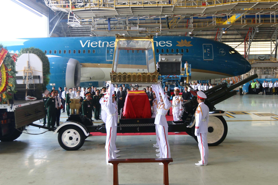 Linh cữu nguyên Chủ tịch nước, Đại tướng Lê Đức Anh được chuyển từ máy bay xuống xe tang tại sân bay quốc tế Tân Sơn Nhất (TP Hồ Chí Minh). (Ảnh: Thanh Vũ/TTXVN)