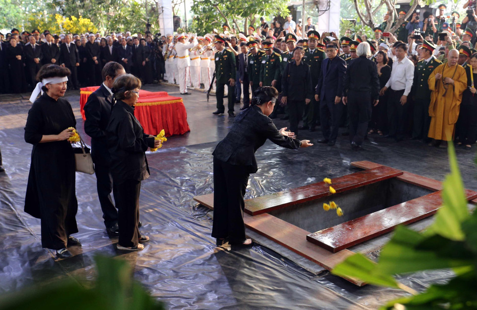 Các đồng chí Lãnh đạo Đảng và Nhà nước thực thực hiện nghi thức an táng, rải hoa lên linh cữu Đại tướng Lê Đức Anh. (Ảnh: Mạnh Linh/TTXVN)